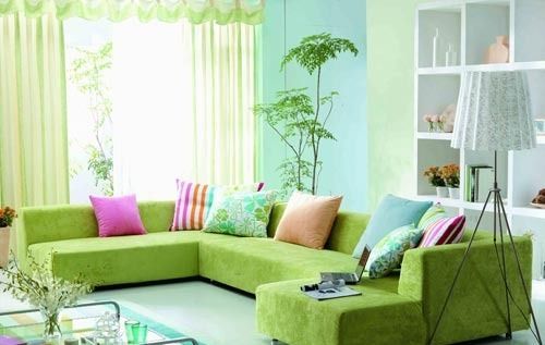 草绿色的沙发、清新色系的条纹地毯、浅绿色的窗帘，再搭配充满生机的绿植，这个沙发区把美好的春天永远留在了家里