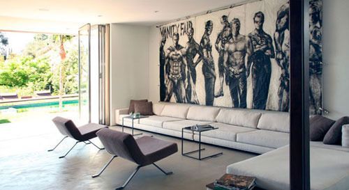 沙发区背景墙的大幅猛男装饰画则为客厅加重了男性色彩