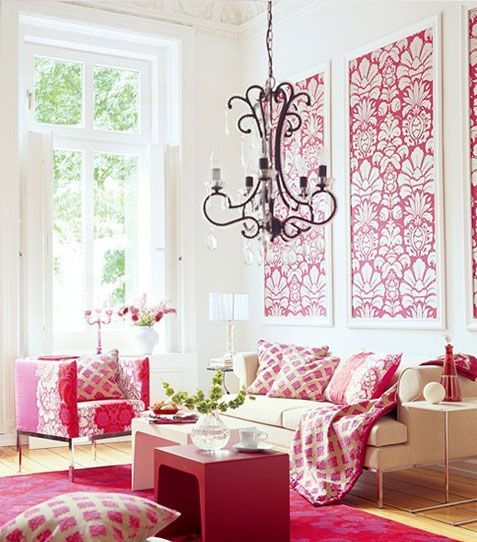 想用粉色把客厅的沙发区布置得具有异域色彩，不妨尝试用印花图案来实现