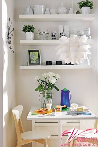 折叠餐桌实现厨房夹角空间与浪漫双人就餐区的互换