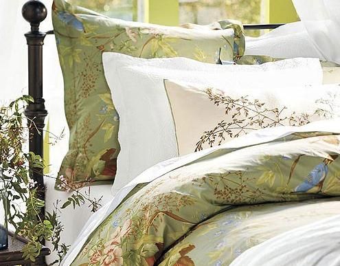 白色的床单、毛巾被与绿色的被套、枕套叠加之后，床品的色彩显得更加丰富，颜色的过渡也更加自然