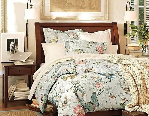 淡蓝色的床品配上花间彩蝶的印花让卧室充满淡雅清新的感觉，与实木家具搭配更加增添了田园风格的自然气息