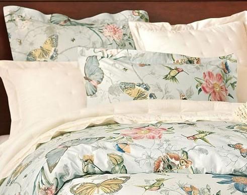 淡蓝色搭配白色的床品，给卧室带来清新恬淡的美感，尤其在初春时节更加适用
