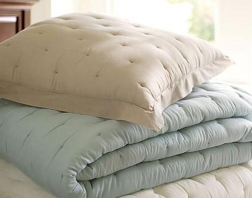 纯色夹被搭配在湖蓝色床品中，起到调和色彩的作用，同时有利于增加柔和温暖的感觉。在乍暖还寒时候，可以根据气温添加