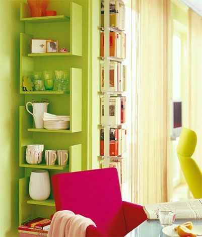 最值得一提的是客厅墙面的设计，通过简单的搁物架、几何搁板的搭配组合，就可以让餐盘、书籍、花瓶等小物，统统利于墙上，一目了然