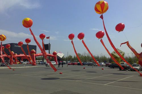 城外诚广场上，冲天的气球营造出惠民抄底总动员的节日喜庆气氛