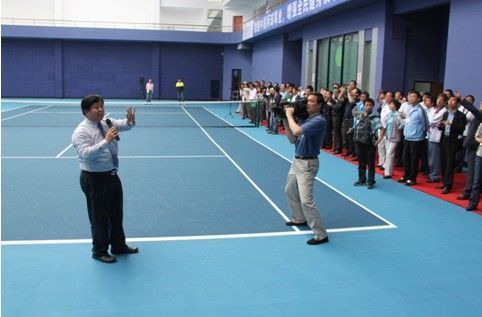 刘志伟先生在李坤网球馆现场讲解