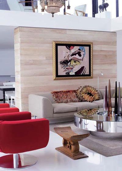 客厅沙发上方悬挂着一幅抽象的装饰画，颜色简单干净，和整体的装饰风格相匹配