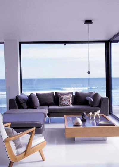 洁白的墙面与地板，再配上深色沙发，烘托出客厅舒适宁静的格调