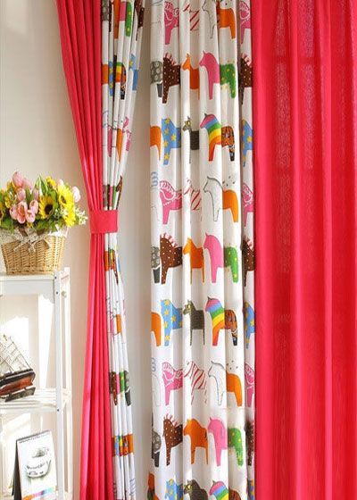 非常流行的一款儿童房窗帘，帆布材质有很好的遮光性，是加厚的外贸布料，可以搭配其他纯色布帘，或制成各类风格，小马花色非常可爱