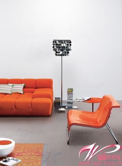 给客厅换一个橘色大坐面沙发