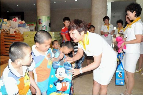  莎蔓莉莎山东总部事业部总经理黄波燕女士为孩子们送去节日的礼物