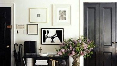 裸露的白色墙面非常适合展示各种图片，美式风味更浓