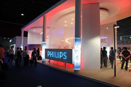广州国际照明展上，飞利浦的展台充满了梦幻的色彩