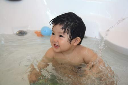 儿童由于皮肤娇嫩，沐浴时更易吸收水中的有害物质