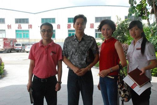 佳居乐刘国雄总经理(右三)与马来西亚客户(右二)合影