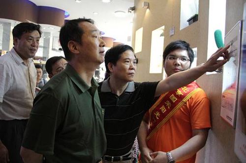 北京市消费者协会秘书长董青（左二）、副秘书长屈建辉（左三），丰台区消费者协会副会长李建忠（左一）等消协领导认真了解LED的发光原理。