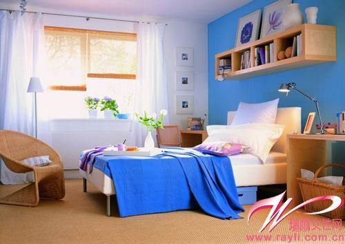 蓝色床品＋白色床具　创造凉意家居