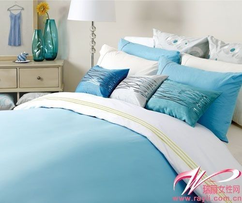 水蓝色靠枕＋亮色点缀　营造清新卧室