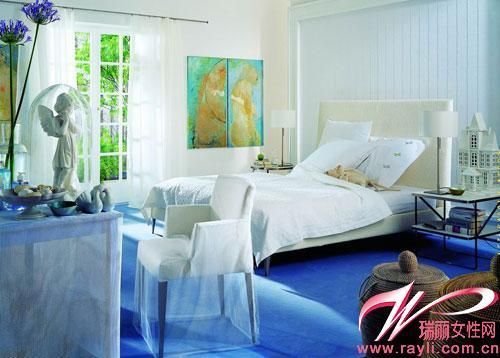 蓝色地毯＋大面积留白　铺就的清透卧室