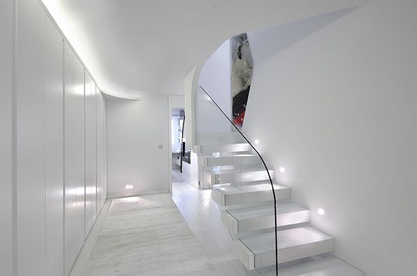 萨拉戈萨复式公寓 白色木地板提亮空间(组图) 