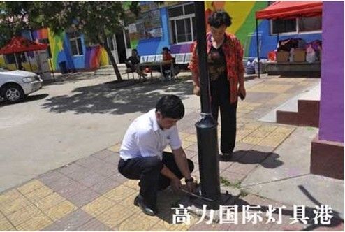 高力国际灯具港总经理何汕亲自为“太阳村”测量灯杆