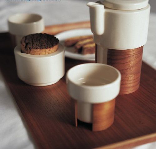 一套别致的茶具让你静享一个悠闲的午后。软木与陶瓷，将大自然与人文气质组合在一起，倾诉出心底对平淡淳真的向往