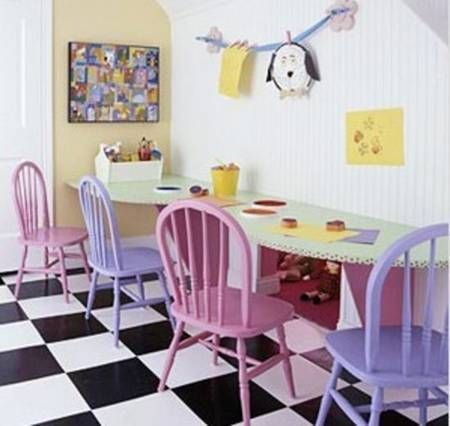 儿童房里的家具应尽量增加其曲线，一来圆形的造型让空间充满乐趣，二来也是为了防止孩子磕磕碰碰