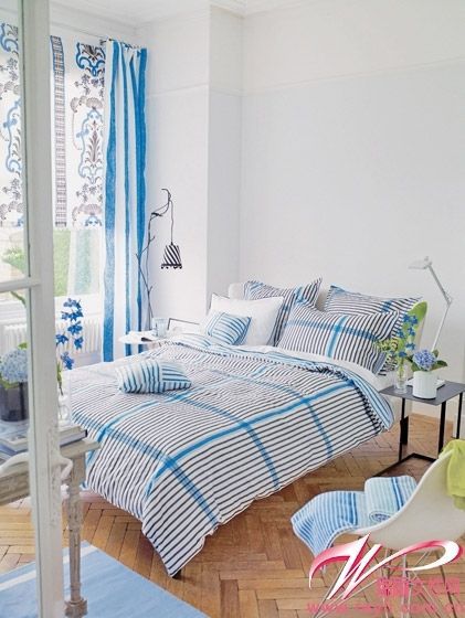蓝白色为基调的卧室布置
