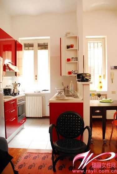 红色烤漆橱柜令厨房充满时尚气息