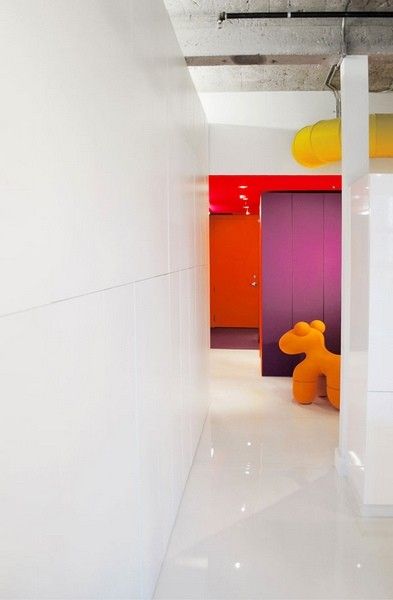 糖果缤纷  现代艺术收藏家的彩色loft 
