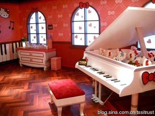 家具方面，多数采用白色家具，与粉红色的主色调很好地协调搭配