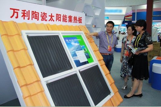 总经理吴泽松介绍太阳能集热板