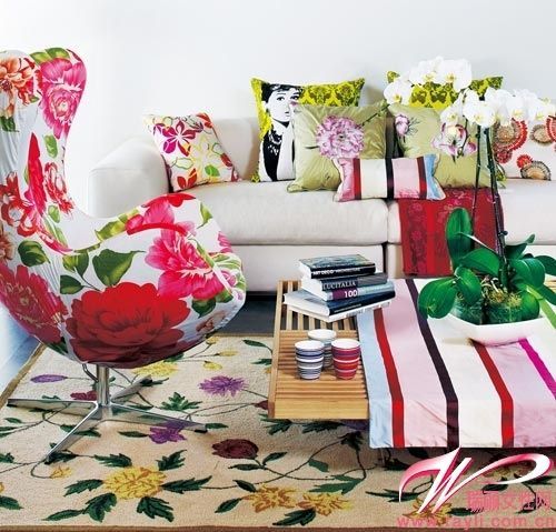 大团花朵图案的休闲椅和其他花朵图案物件组搭