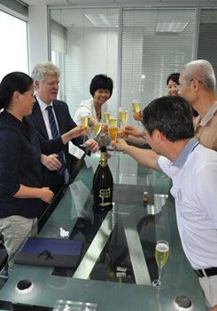 贝特淋浴房董事长方慧连和KL®megla(美格乐)CEO,Peter喝香槟庆祝中