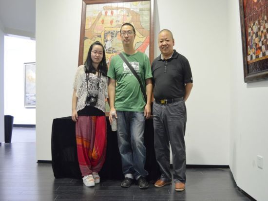 威尼斯商人瓷砖营销总监徐远江(右一)和川音美术学院师生合影