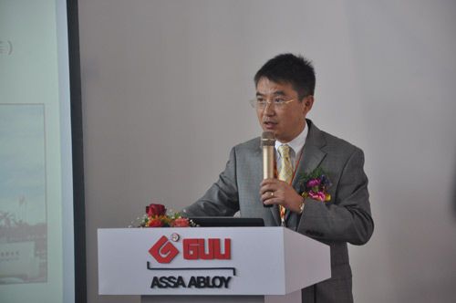 亚萨合莱大中华区建筑五金集团总裁肖永中向媒体介绍亚萨合莱企业理念