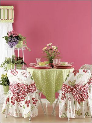 普普通通的折叠椅隐藏在颜色鲜艳、款式新颖的椅套里，与桌上铺的色彩夸张的桌布相映成趣，平凡立刻得到升华，感觉像置身在一场热闹的大Party中