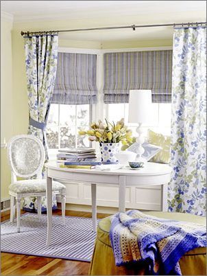 尽管空间很小，但蓝色系的各种织物将白色的餐桌椅烘托得情调十足，空间也显得大了很多