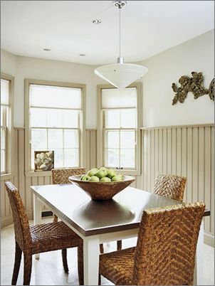 一张看似呆板的白底木面餐桌也能给餐厅带来意想不到的活泼效果，简单的长方桌搭配上藤条编制的座椅，使餐厅充满了原始自然的味道