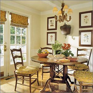 棕色的地板、圆桌、餐椅、窗帘，甚至墙上的装饰画，都为餐厅营造出古典的韵味
