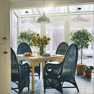 图中餐厅的柳条椅，各种盆栽，黄色的花束，为冬日的暖房带了春日的温暖气息