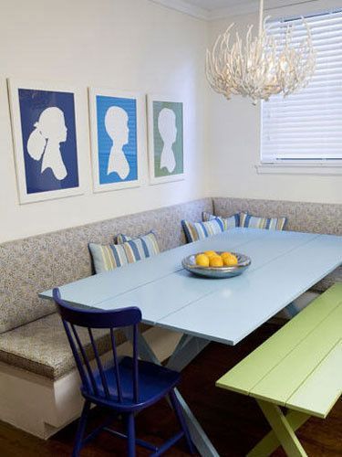 淡蓝色的木质餐桌和草绿色的木质餐椅本身让餐厅散发着清新的味道