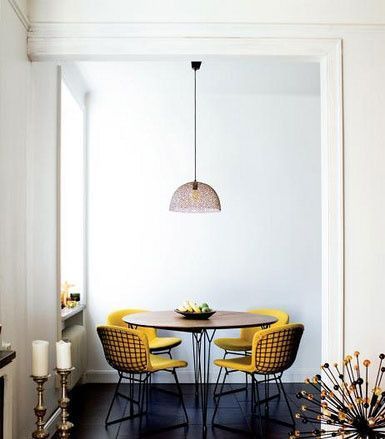 四把明亮的黄色餐椅，把狭小的空间无限放大，亮色彩所传递的信息正如乐活所倡导那样：健康、自然而且精致