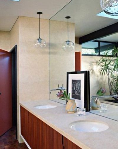 浴室，高大的镜子，圆形吊灯，组合成一幅完美的透明感画面