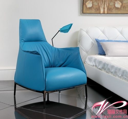 湖蓝色单人沙发褶皱设计显得自然随性