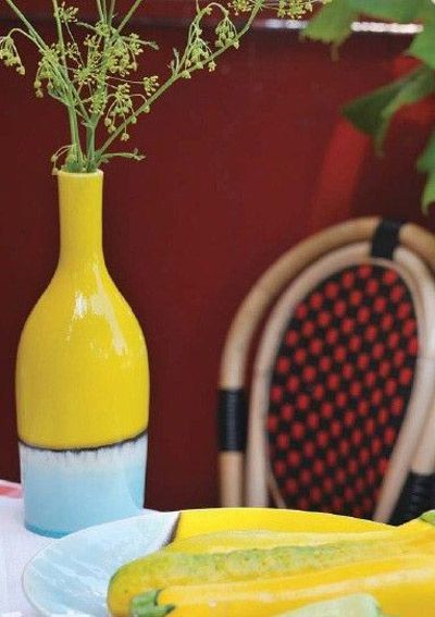 造型圆润饱满的花瓶，插上当季的花草，别具风情的盘子，蓝黄色组合出一种不同寻常的意味，无论是颜色还是款式，都有几分艺术的灵感在里面