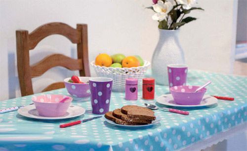 淡蓝色的桌布，粉红紫色的杯盘，运用饱满而热烈的色彩，组合出活泼灵动的气息