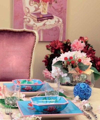 一个宁静优雅的餐桌是让人舒适的，复古的花朵图案餐盘很美，用同样的蓝色花球做点缀，很相配
