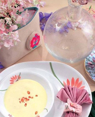 布艺的花器，蝴蝶状的餐巾，都是和餐具上的花朵互为整体的，随意放置的花束，碎花图案的茶具，都呼应着闲适的田园氛围